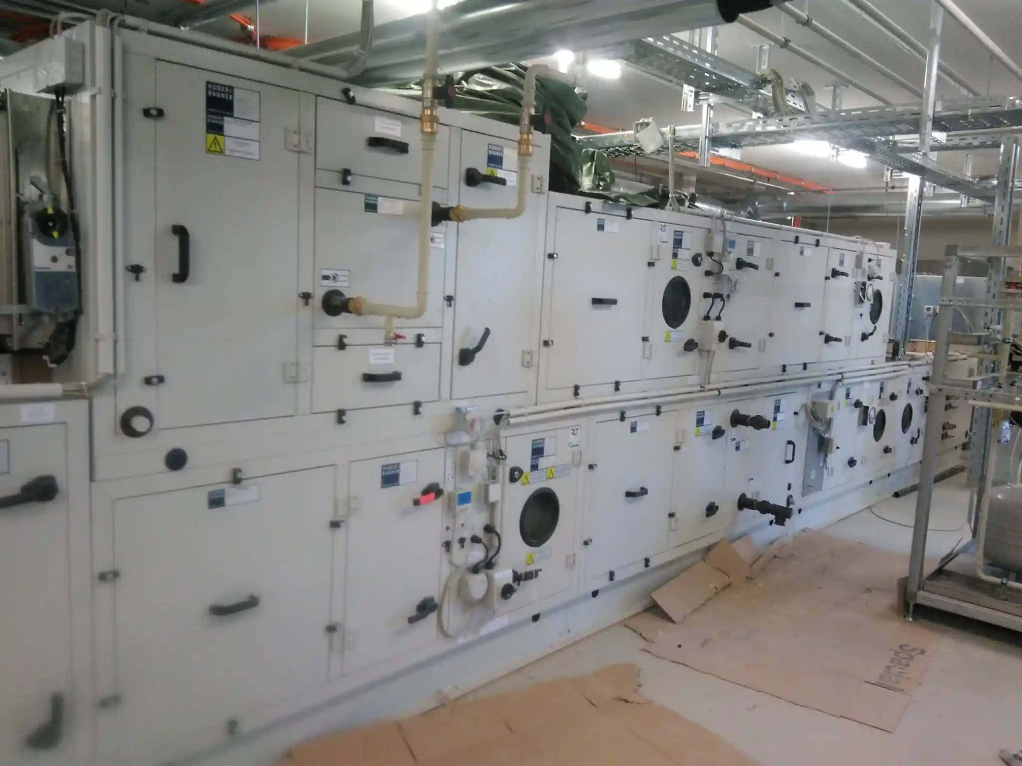 Schaltschrank mit SPS-Steuerung und Sicherheitstechnik für Gewerbe und Kommunen.