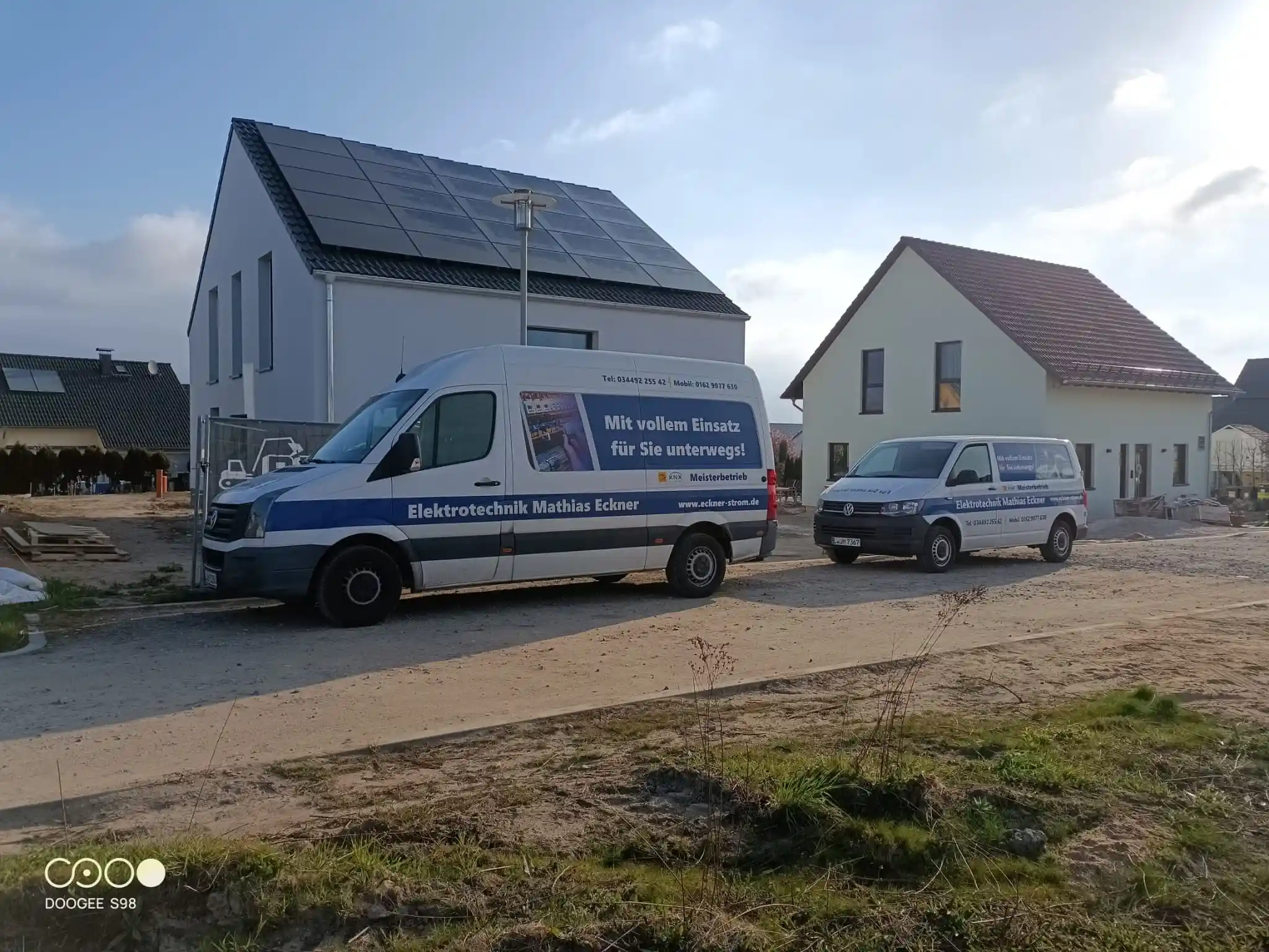 Firmenfahrzeuge von Elektrotechnik Mathias Eckner vor einem Wohnhaus mit Photovoltaikanlage