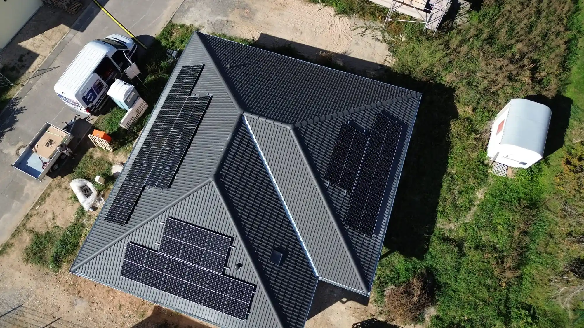 Photovoltaikanlage mit Batteriespeicher und Wärmepumpe am Einfamilienhaus für nachhaltige Energieversorgung.